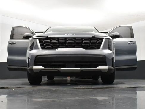 Used 2024 Kia Sorento LX image 11