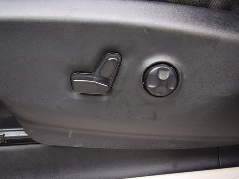 Used 2023 Chrysler Voyager LX FWD image 25