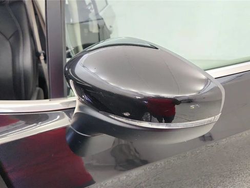 Used 2023 Chrysler Pacifica Touring-L FWD image 18