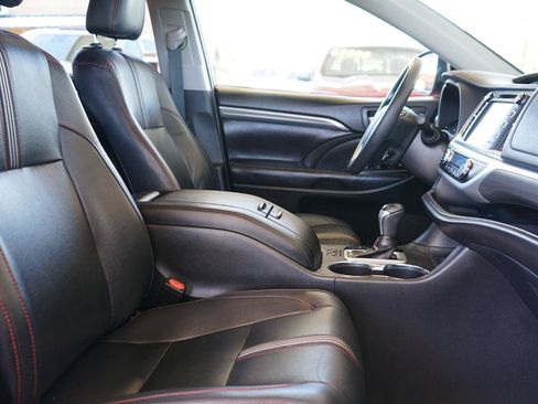 Used 2019 Toyota Highlander SE w/ Nightshade Edition FWD image 23