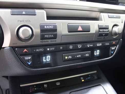 Used 2015 Lexus ES 350 w/ Luxury Package FWD image 16