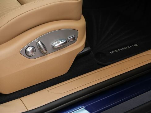 Certified 2025 Porsche Macan image 16