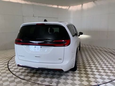 Used 2023 Chrysler Pacifica Touring-L AWD/4WD image 3