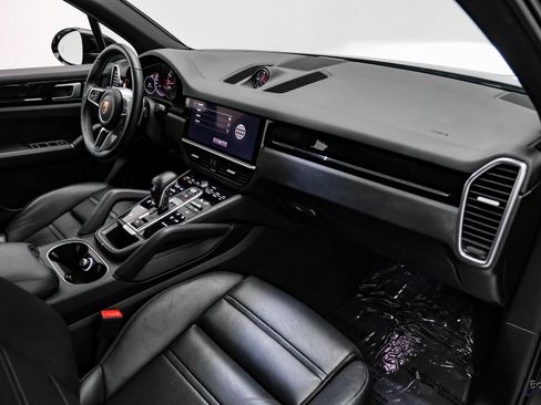 Used 2022 Porsche Cayenne w/ Premium Package image 35