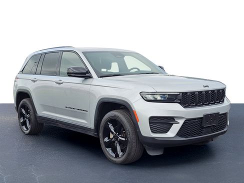 Used 2023 Jeep Grand Cherokee Altitude AWD/4WD image 5