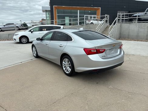Used 2018 Chevrolet Malibu LT FWD image 3