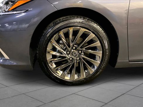 Used 2025 Lexus ES 300h w/ Luxury Package image 10