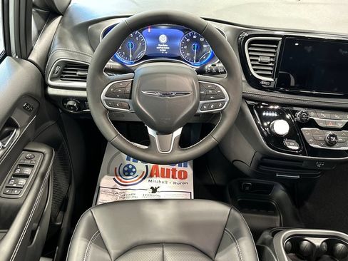 New 2026 Chrysler Pacifica Select FWD image 24