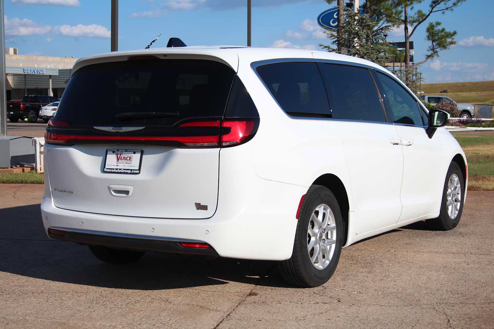 Used 2023 Chrysler Pacifica Touring FWD image 12