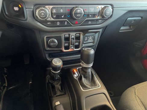 Used 2025 Jeep Wrangler Sahara image 40