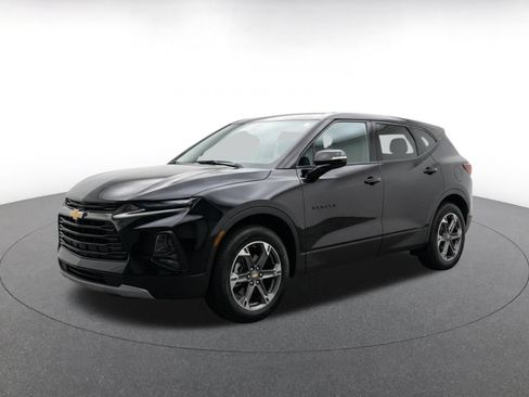 Used 2025 Chevrolet Blazer LT FWD image 3