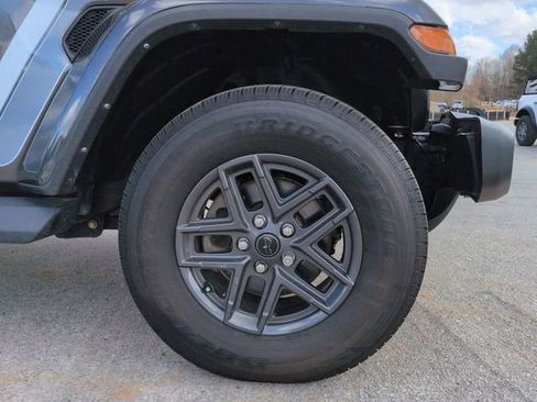 Used 2021 Jeep Gladiator Sport AWD/4WD image 12