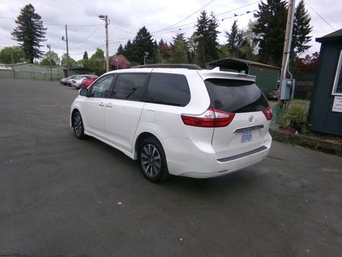 Used 2018 Toyota Sienna Limited Premium w/ Carpet Mat Package image 5