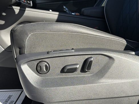 Used 2025 Volkswagen Atlas Cross Sport SEL Premium R-Line image 24