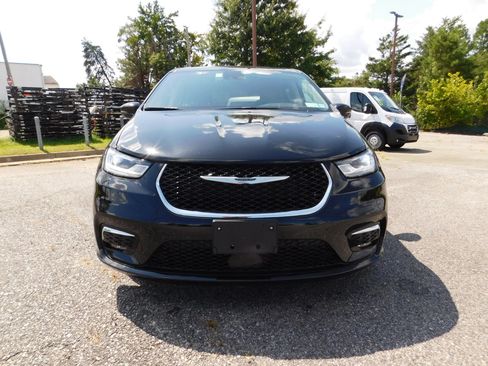 Used 2024 Chrysler Pacifica Touring-L FWD image 3