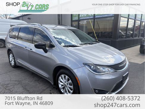 Used 2018 Chrysler Pacifica Touring-L FWD image 1