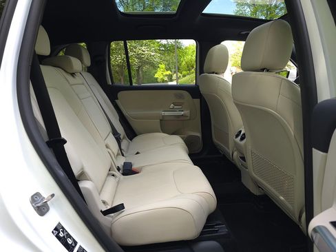 Used 2025 Mercedes-Benz EQB 300 4MATIC image 20