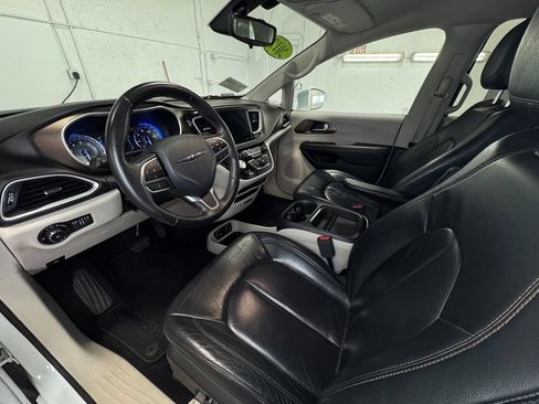 Used 2017 Chrysler Pacifica Touring-L FWD image 14