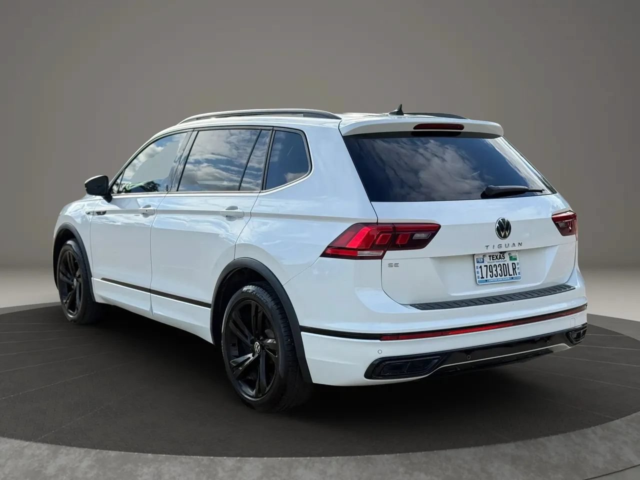 Used 2023 Volkswagen Tiguan SE R-Line FWD image 4