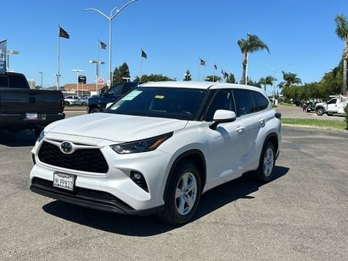 Used 2024 Toyota Highlander LE FWD image 8