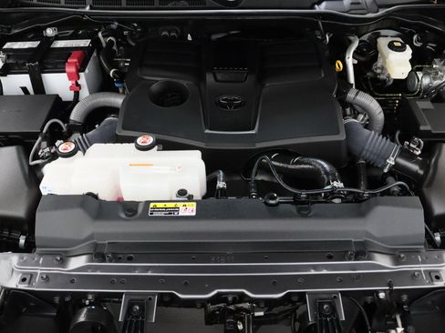 Used 2025 Toyota Tundra Limited AWD/4WD image 44