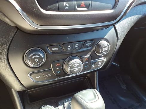 Used 2019 Jeep Cherokee Trailhawk w/ Cold Weather Group image 25