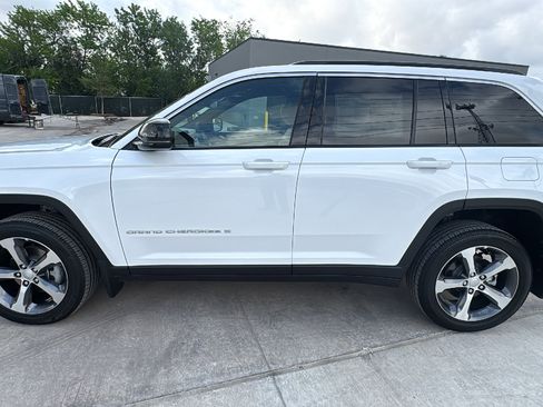 New 2026 Jeep Grand Cherokee Limited w/ MOPAR Finishing Package RWD image 8