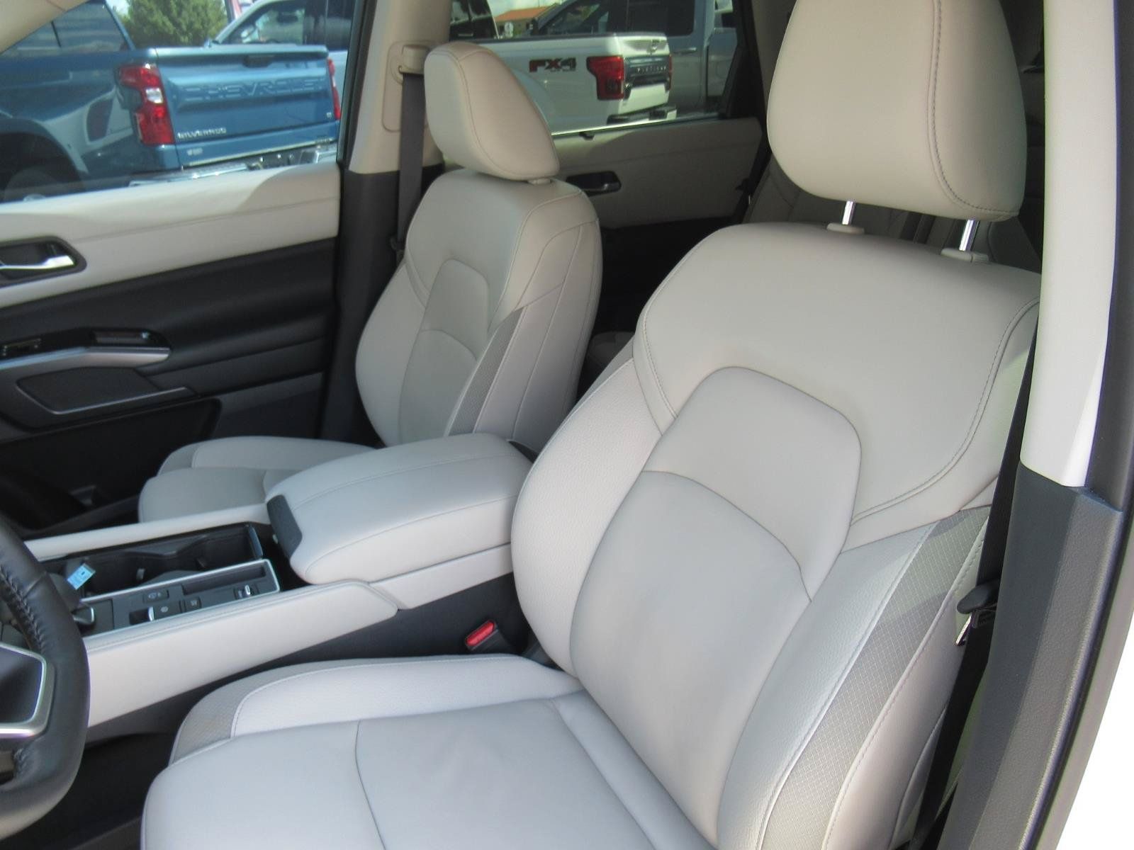 Used 2024 Nissan Pathfinder SL w/ SL Premium Package FWD image 18