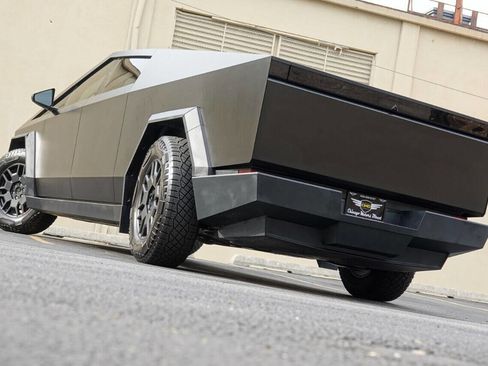 Used 2024 Tesla Cybertruck AWD Crew Cab image 77