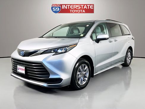 Certified 2024 Toyota Sienna LE w/ LE Plus Package AWD/4WD image 3