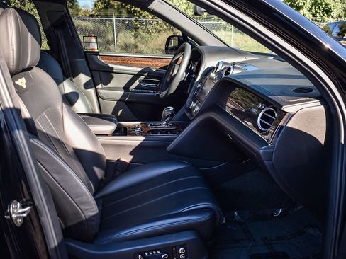 Used 2019 Bentley Bentayga image 16