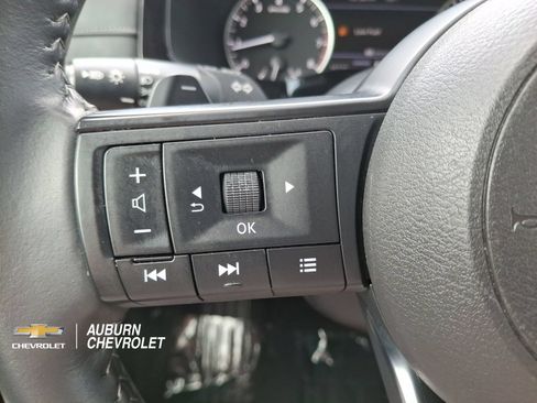 Used 2025 Nissan Pathfinder SV FWD image 14