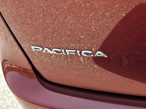 Used 2018 Chrysler Pacifica Touring-L FWD image 5