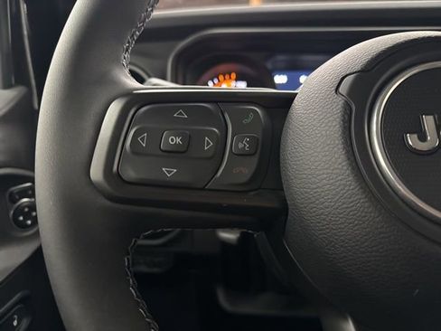 Used 2025 Jeep Wrangler Unlimited Rubicon w/ Technology Group image 13