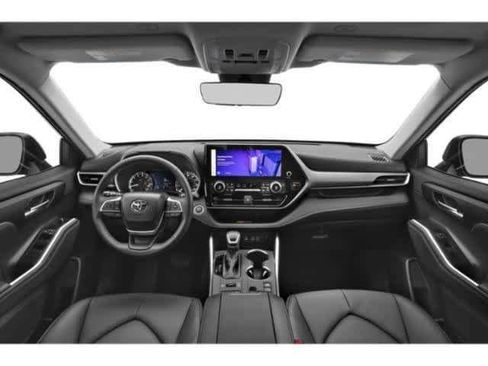 Used 2025 Toyota Highlander XLE FWD image 4