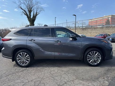 Used 2023 Toyota Highlander Platinum image 17
