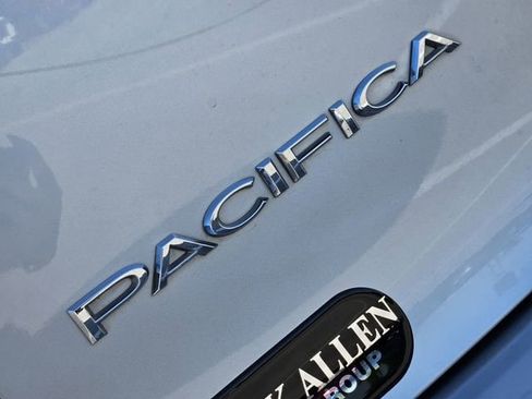 Used 2024 Chrysler Pacifica Touring-L FWD image 11
