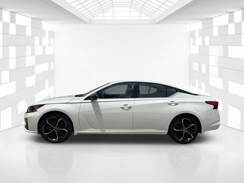 Certified 2025 Nissan Altima 2.5 SR w/ SR Premium Package FWD image 4