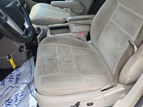 Used 2011 Chrysler Town & Country Touring FWD image 7