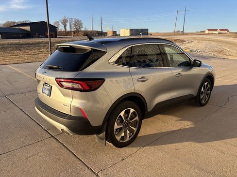 Used 2023 Ford Escape Platinum image 4