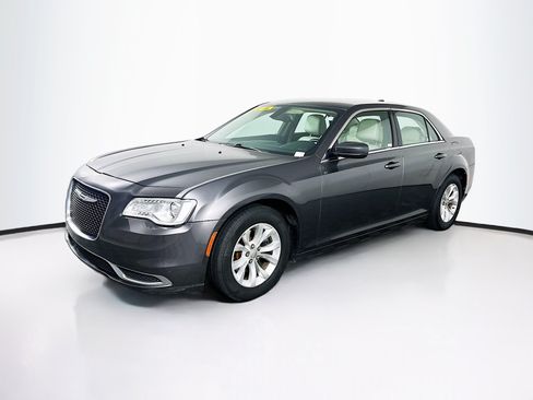 Used 2015 Chrysler 300 Limited RWD image 3