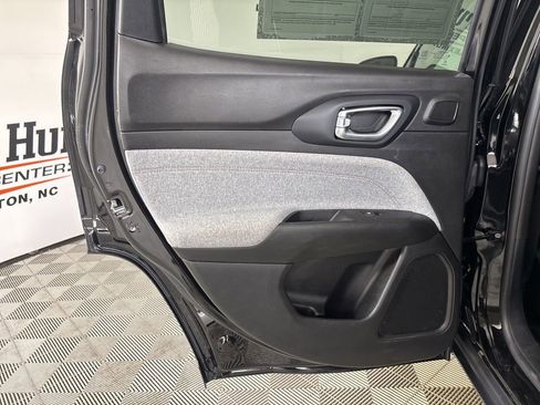 Used 2022 Jeep Compass Latitude w/ Sun and Sound Group AWD/4WD image 19