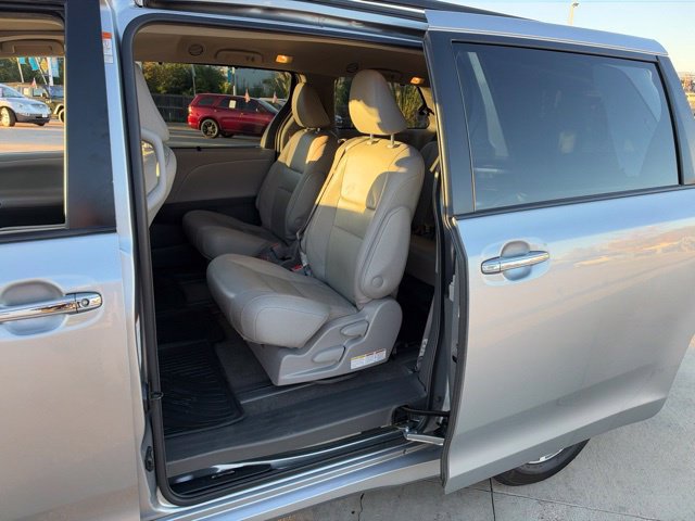 Used 2018 Toyota Sienna XLE FWD image 12