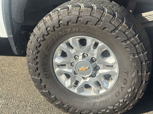 Used 2023 Chevrolet Silverado 2500 LT AWD/4WD image 4