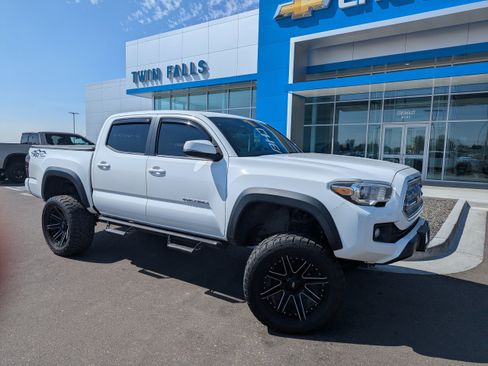Used 2017 Toyota Tacoma TRD Off-Road AWD/4WD image 1