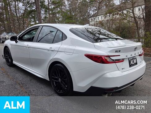 Used 2025 Toyota Camry SE image 3