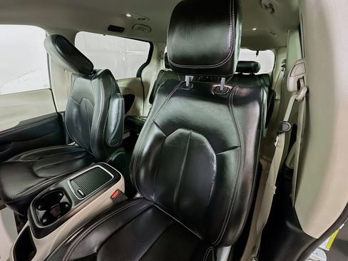 Used 2023 Chrysler Pacifica Touring-L FWD image 19