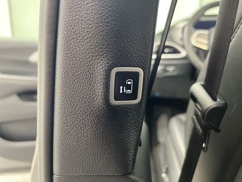 Used 2025 Chrysler Pacifica Select FWD image 16