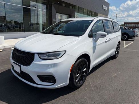 Used 2021 Chrysler Pacifica Touring-L w/ S Appearance Package AWD/4WD image 2