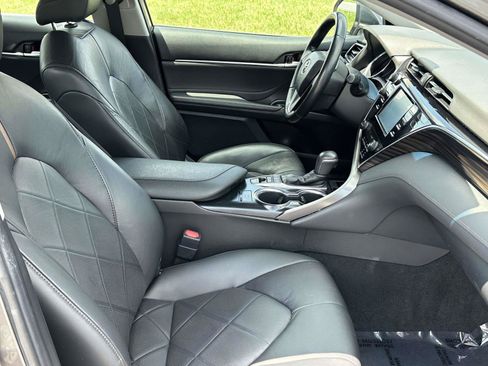 Used 2018 Toyota Camry XLE FWD image 9